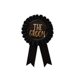 Значка „The groom“ в черен цвят със златист надпис за младоженеца, перфектна за ергенски партита и сватби,  Emotions Factory.
