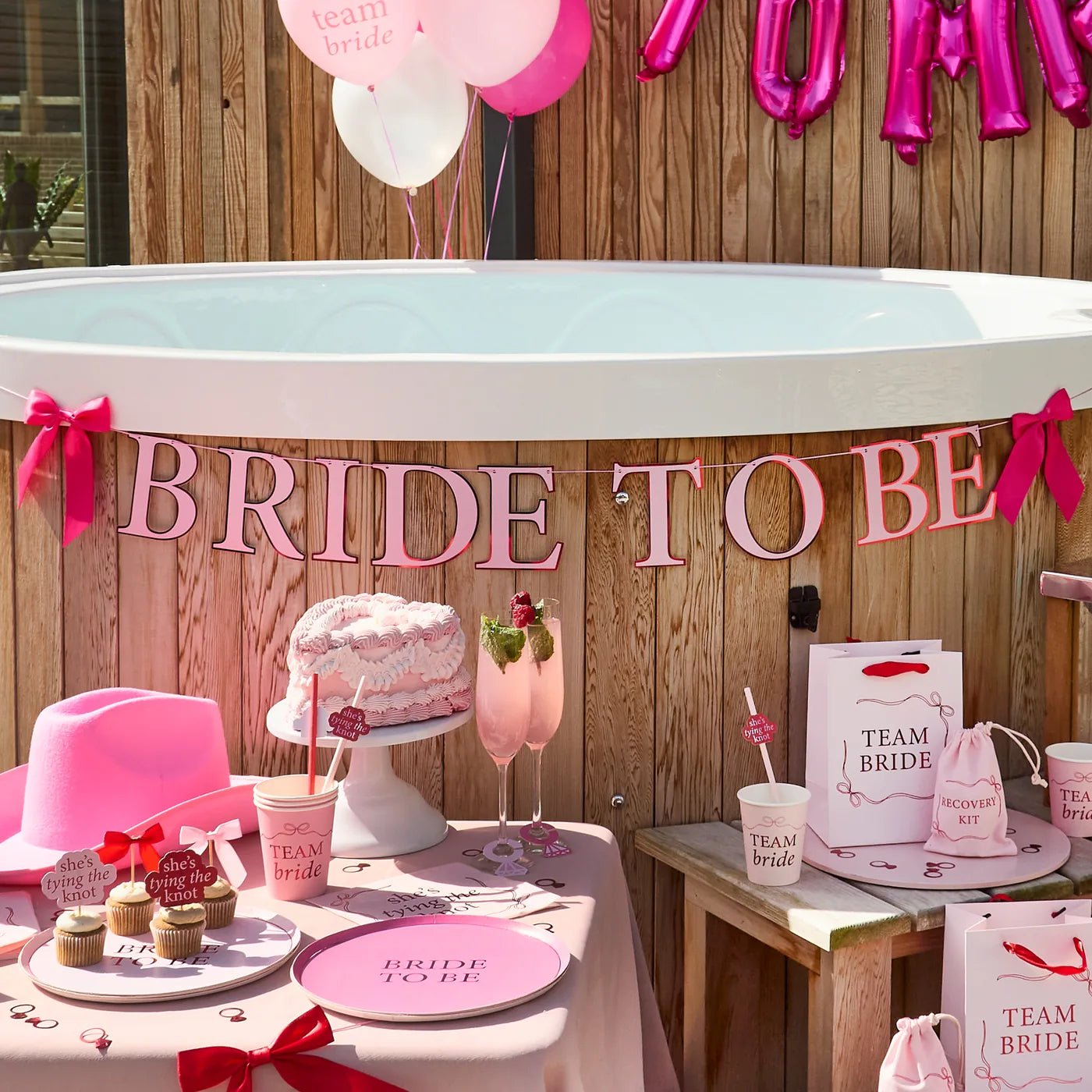 Banner "Bride to Be" with pink satin ribbons (2m)