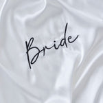 Идеи за Моминско Парти - Бял Сатенен Халат с Бродиран Надпис"Bride" 