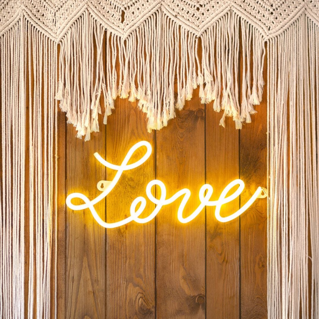LED неонов надпис „Love“ в бял цвят, идеален за романтична атмосфера и декорация на сватби, годишнини, Свети Валентин и тематични партита, Emotions Factory.