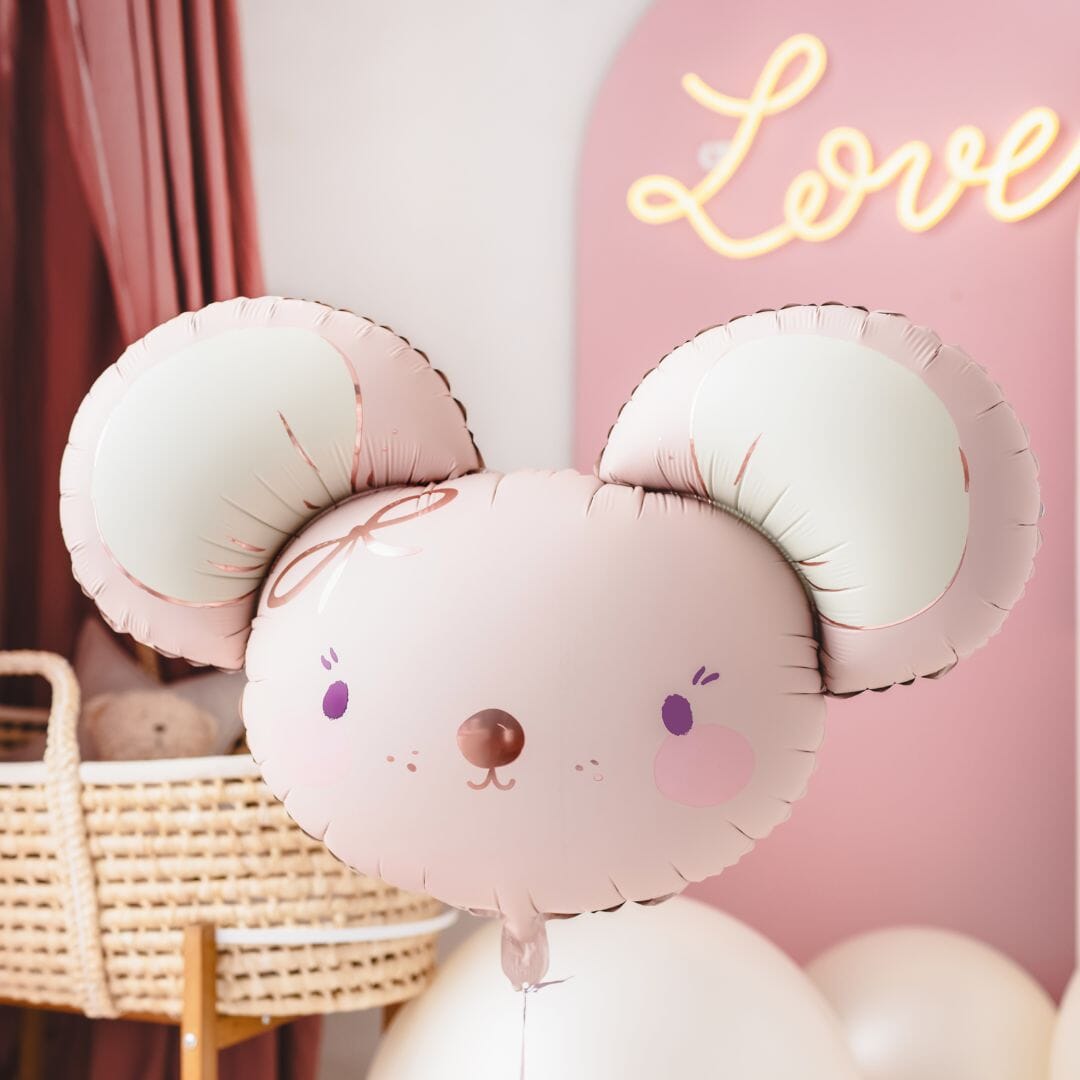 LED неонов надпис „Love“ в бял цвят, идеален за романтична атмосфера и декорация на сватби, годишнини, Свети Валентин и тематични партита, Emotions Factory.