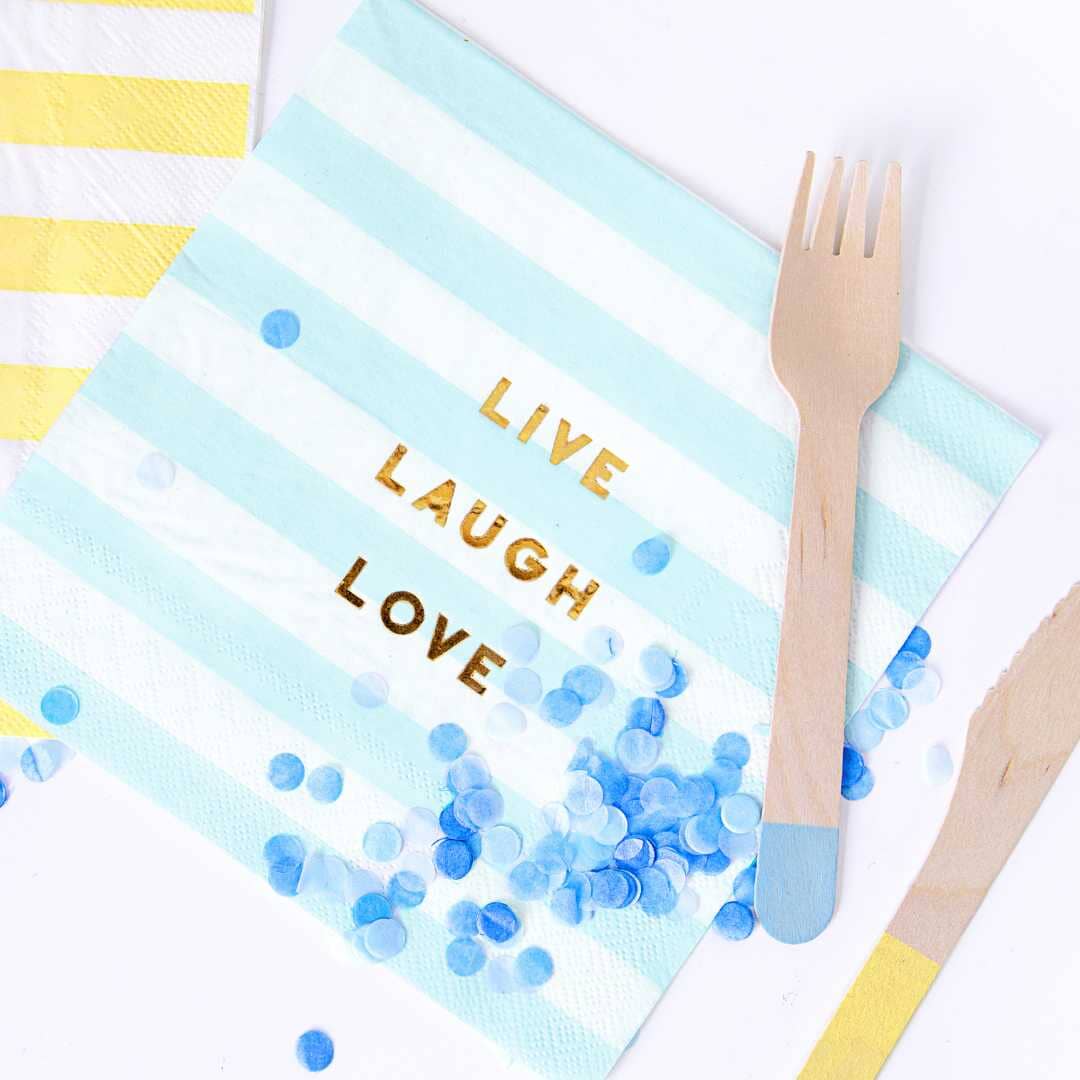 Хартиени салфетки Yummy в светлосиньо и бяло, 33x33 см, със златист надпис Live Laugh Love, комплект от 20 броя, идеални за празнични събития, сватби и тематични партита, Emotions Factory.